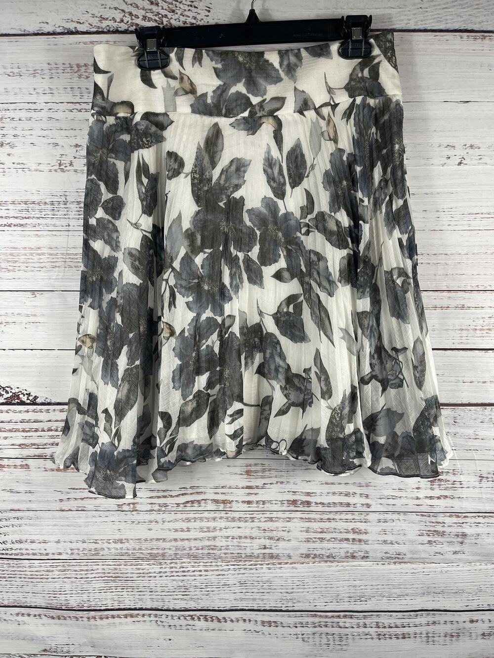 Ann Taylor Skirt Women's Size 8 Gray Floral Pleated Chiffon Knee Length Lined